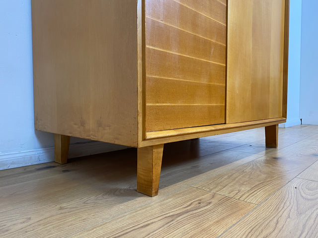 WMK Hochwertiger, stilvoller & sehr gut erhaltener heller 60er Jahre Mid-Century Kleiderschrank aus vollem Holz # Schrank Schlafzimmerschrank Flurschrank Garderobe Wäscheschrank Wardrobe Vintage 50er
