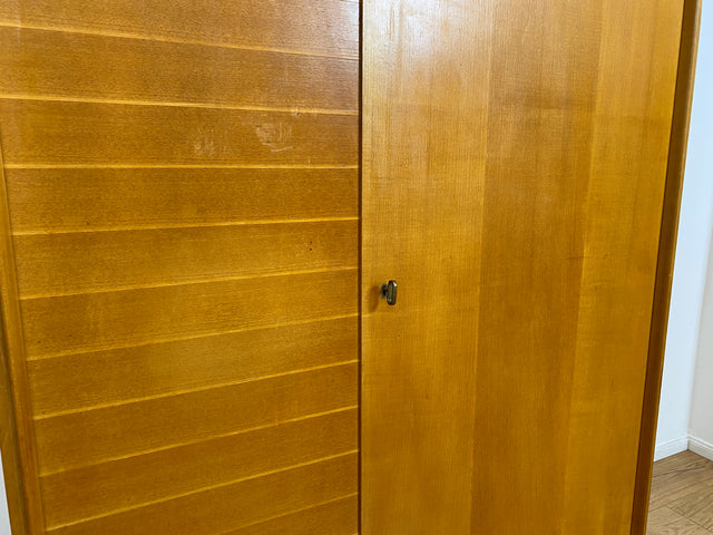 WMK Hochwertiger, stilvoller & sehr gut erhaltener heller 60er Jahre Mid-Century Kleiderschrank aus vollem Holz # Schrank Schlafzimmerschrank Flurschrank Garderobe Wäscheschrank Wardrobe Vintage 50er