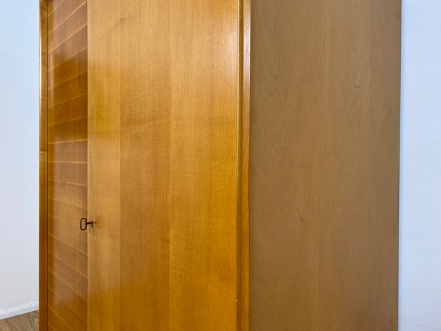 WMK Hochwertiger, stilvoller & sehr gut erhaltener heller 60er Jahre Mid-Century Kleiderschrank aus vollem Holz # Schrank Schlafzimmerschrank Flurschrank Garderobe Wäscheschrank Wardrobe Vintage 50er