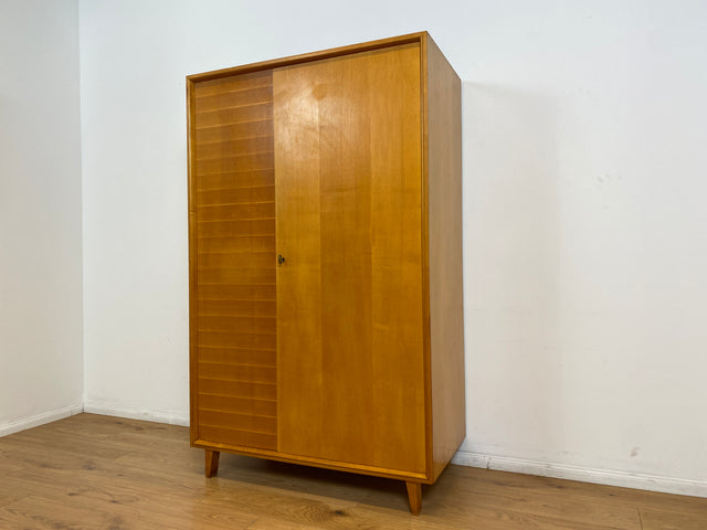 WMK Hochwertiger, stilvoller & sehr gut erhaltener heller 60er Jahre Mid-Century Kleiderschrank aus vollem Holz # Schrank Schlafzimmerschrank Flurschrank Garderobe Wäscheschrank Wardrobe Vintage 50er
