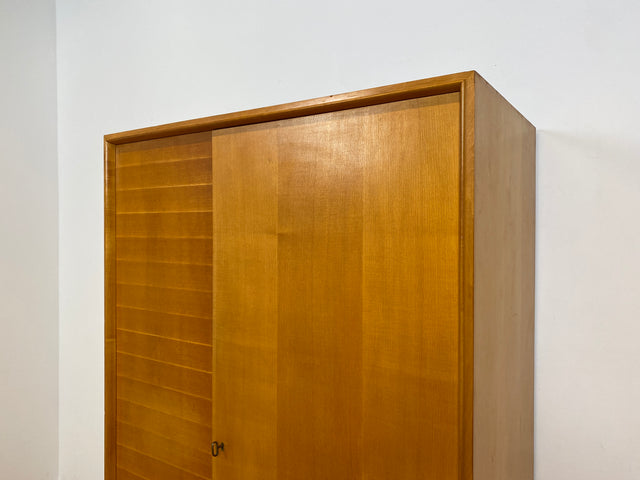 WMK Hochwertiger, stilvoller & sehr gut erhaltener heller 60er Jahre Mid-Century Kleiderschrank aus vollem Holz # Schrank Schlafzimmerschrank Flurschrank Garderobe Wäscheschrank Wardrobe Vintage 50er