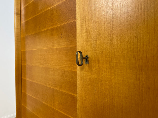 WMK Hochwertiger, stilvoller & sehr gut erhaltener heller 60er Jahre Mid-Century Kleiderschrank aus vollem Holz # Schrank Schlafzimmerschrank Flurschrank Garderobe Wäscheschrank Wardrobe Vintage 50er