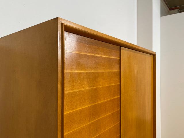 WMK Hochwertiger, stilvoller & sehr gut erhaltener heller 60er Jahre Mid-Century Kleiderschrank aus vollem Holz # Schrank Schlafzimmerschrank Flurschrank Garderobe Wäscheschrank Wardrobe Vintage 50er