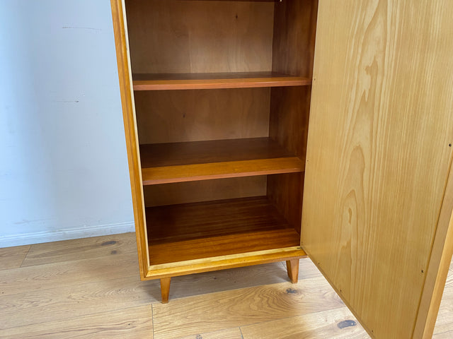 WMK Stilvoller & gut erhaltener heller 60er Jahre Mid-Century Wäscheschrank aus vollem Holz mit Spiegeltür # Schrank Schlafzimmerschrank Flurschrank Spiegelschrank Kleiderschrank Wardrobe Vintage 50er