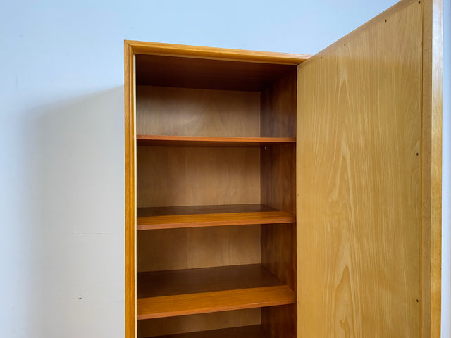 WMK Stilvoller & gut erhaltener heller 60er Jahre Mid-Century Wäscheschrank aus vollem Holz mit Spiegeltür # Schrank Schlafzimmerschrank Flurschrank Spiegelschrank Kleiderschrank Wardrobe Vintage 50er