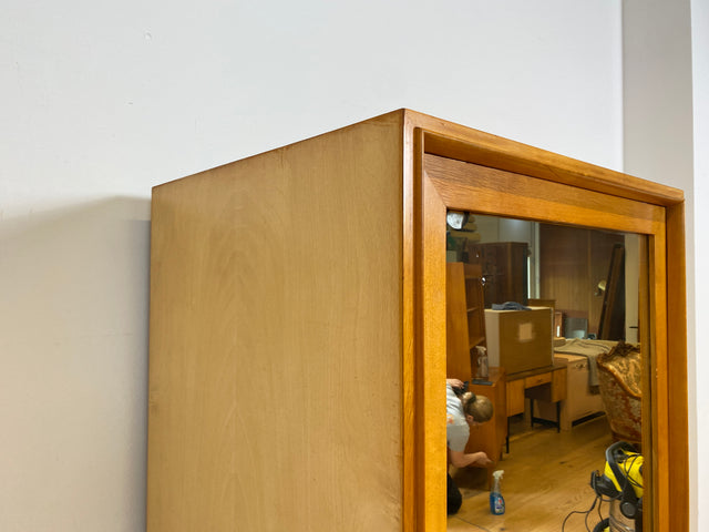 WMK Stilvoller & gut erhaltener heller 60er Jahre Mid-Century Wäscheschrank aus vollem Holz mit Spiegeltür # Schrank Schlafzimmerschrank Flurschrank Spiegelschrank Kleiderschrank Wardrobe Vintage 50er