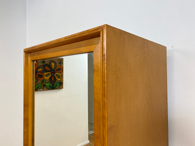 WMK Stilvoller & gut erhaltener heller 60er Jahre Mid-Century Wäscheschrank aus vollem Holz mit Spiegeltür # Schrank Schlafzimmerschrank Flurschrank Spiegelschrank Kleiderschrank Wardrobe Vintage 50er