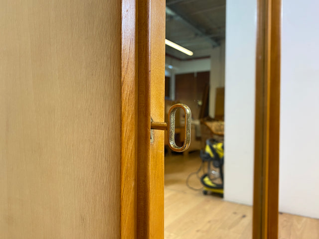 WMK Stilvoller & gut erhaltener heller 60er Jahre Mid-Century Wäscheschrank aus vollem Holz mit Spiegeltür # Schrank Schlafzimmerschrank Flurschrank Spiegelschrank Kleiderschrank Wardrobe Vintage 50er