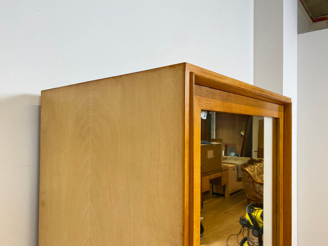 WMK Stilvoller & gut erhaltener heller 60er Jahre Mid-Century Wäscheschrank aus vollem Holz mit Spiegeltür # Schrank Schlafzimmerschrank Flurschrank Spiegelschrank Kleiderschrank Wardrobe Vintage 50er
