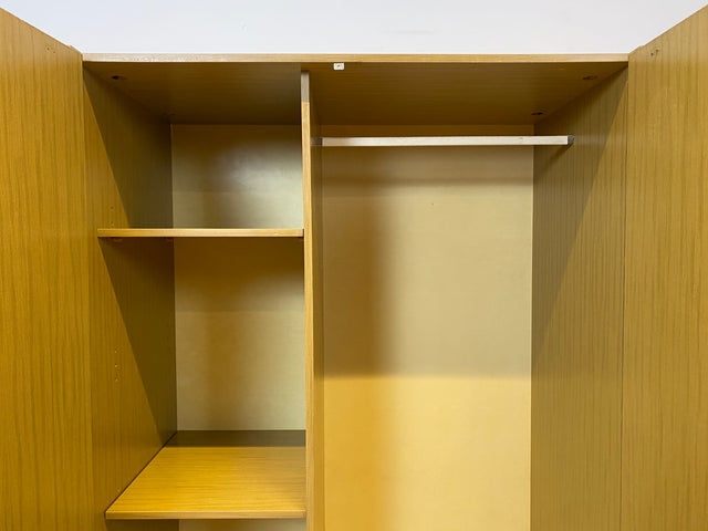 WMK I Sehr gut erhaltener und perfekt aufgeteilter heller 70er Jahre Kleiderschrank von VEB Hellerau