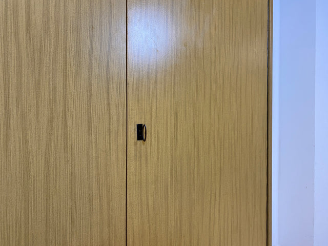 WMK I Sehr gut erhaltener und perfekt aufgeteilter heller 70er Jahre Kleiderschrank von VEB Hellerau