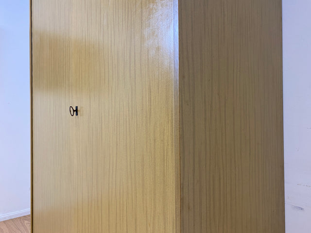 WMK I Sehr gut erhaltener und perfekt aufgeteilter heller 70er Jahre Kleiderschrank von VEB Hellerau