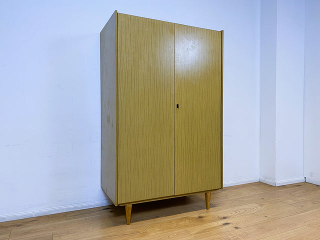 WMK I Sehr gut erhaltener und perfekt aufgeteilter heller 70er Jahre Kleiderschrank von VEB Hellerau