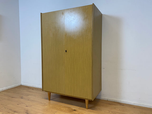WMK I Sehr gut erhaltener und perfekt aufgeteilter heller 70er Jahre Kleiderschrank von VEB Hellerau