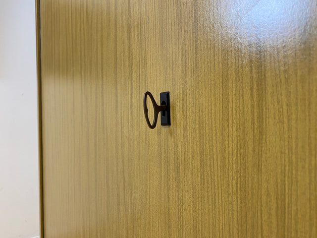WMK I Sehr gut erhaltener und perfekt aufgeteilter heller 70er Jahre Kleiderschrank von VEB Hellerau