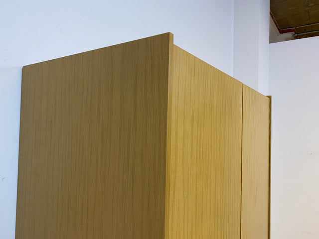 WMK I Sehr gut erhaltener und perfekt aufgeteilter heller 70er Jahre Kleiderschrank von VEB Hellerau