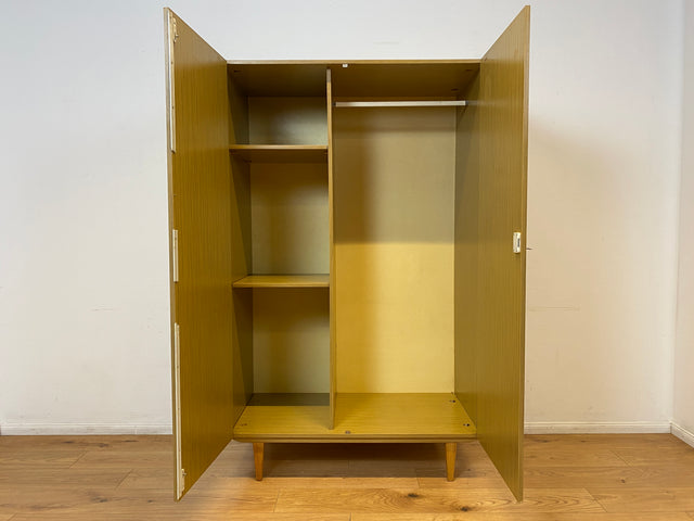 WMK I Sehr gut erhaltener und perfekt aufgeteilter heller 70er Jahre Kleiderschrank von VEB Hellerau