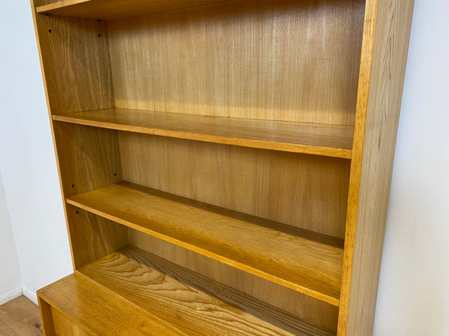 WMK # Hochwertiger & gut erhaltener heller Mid-Century Bücherschrank von Musterring aus vollem Holz mit Schubladen & Messinggriffen # Bücherregal Regal Kommode Sideboard Wohnzimmerschrank 60er Vintage