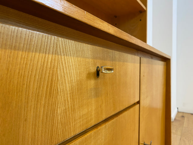 WMK # Hochwertiger & gut erhaltener heller Mid-Century Bücherschrank von Musterring aus vollem Holz mit Schubladen & Messinggriffen # Bücherregal Regal Kommode Sideboard Wohnzimmerschrank 60er Vintage