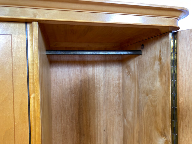 WMK I Hochwertiger und perfekt aufgeteilter heller Mid-Century Kleiderschrank aus vollem Holz mit Schubladen, DDR 1956 I Schrank Schlafzimmerschrank Wäscheschrank Wardrobe Vintage Berlin Köln Dresden