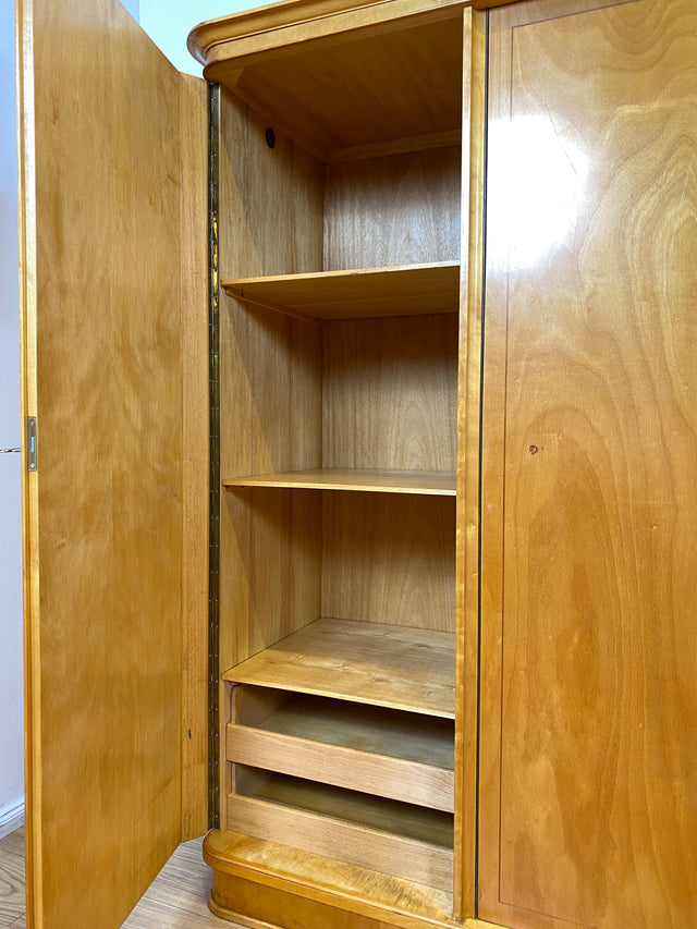 WMK I Hochwertiger und perfekt aufgeteilter heller Mid-Century Kleiderschrank aus vollem Holz mit Schubladen, DDR 1956 I Schrank Schlafzimmerschrank Wäscheschrank Wardrobe Vintage Berlin Köln Dresden