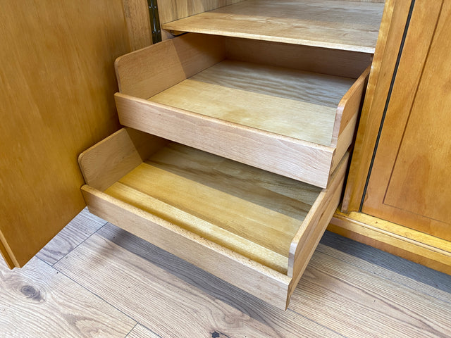 WMK I Hochwertiger und perfekt aufgeteilter heller Mid-Century Kleiderschrank aus vollem Holz mit Schubladen, DDR 1956 I Schrank Schlafzimmerschrank Wäscheschrank Wardrobe Vintage Berlin Köln Dresden