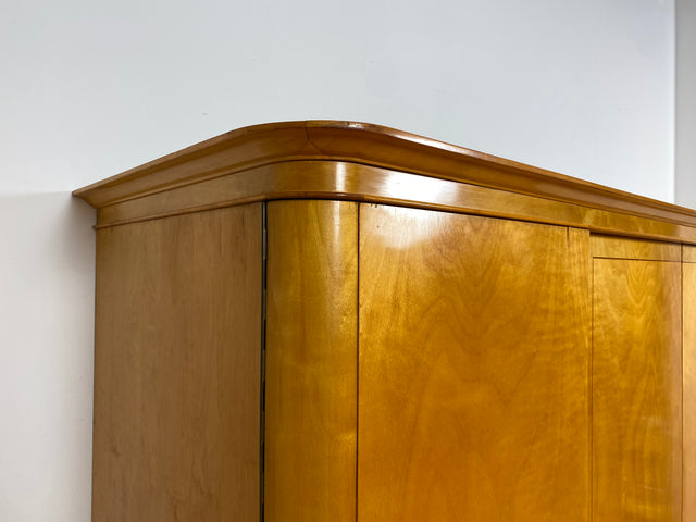 WMK I Hochwertiger und perfekt aufgeteilter heller Mid-Century Kleiderschrank aus vollem Holz mit Schubladen, DDR 1956 I Schrank Schlafzimmerschrank Wäscheschrank Wardrobe Vintage Berlin Köln Dresden