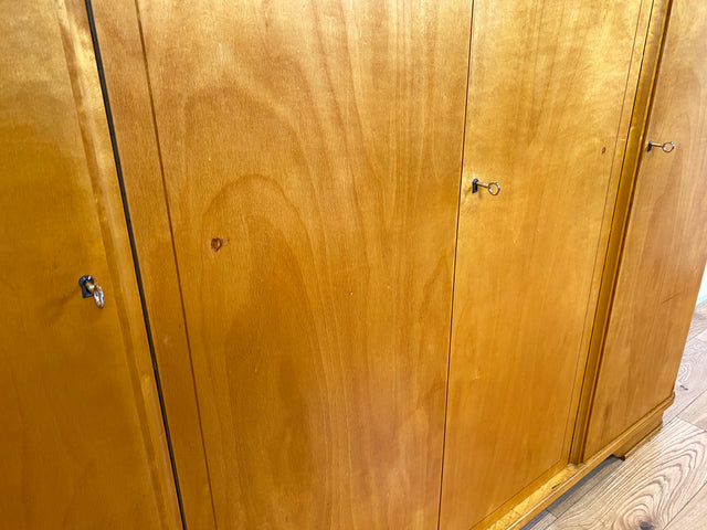 WMK I Hochwertiger und perfekt aufgeteilter heller Mid-Century Kleiderschrank aus vollem Holz mit Schubladen, DDR 1956 I Schrank Schlafzimmerschrank Wäscheschrank Wardrobe Vintage Berlin Köln Dresden