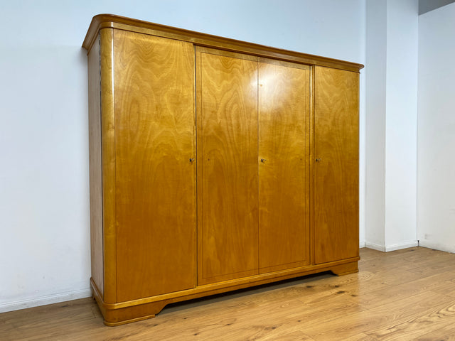 WMK I Hochwertiger und perfekt aufgeteilter heller Mid-Century Kleiderschrank aus vollem Holz mit Schubladen, DDR 1956 I Schrank Schlafzimmerschrank Wäscheschrank Wardrobe Vintage Berlin Köln Dresden
