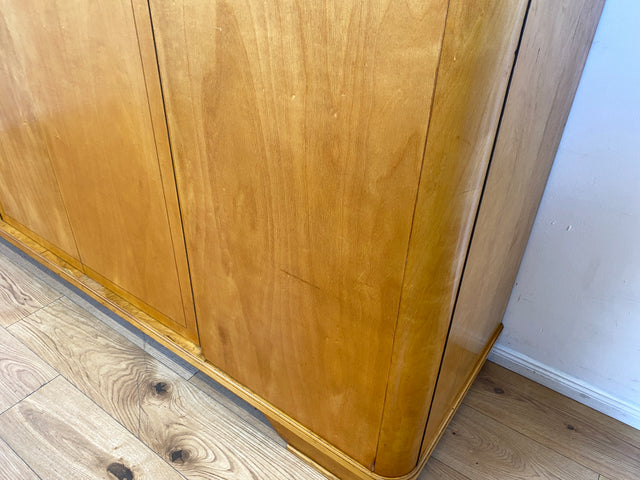 WMK I Hochwertiger und perfekt aufgeteilter heller Mid-Century Kleiderschrank aus vollem Holz mit Schubladen, DDR 1956 I Schrank Schlafzimmerschrank Wäscheschrank Wardrobe Vintage Berlin Köln Dresden