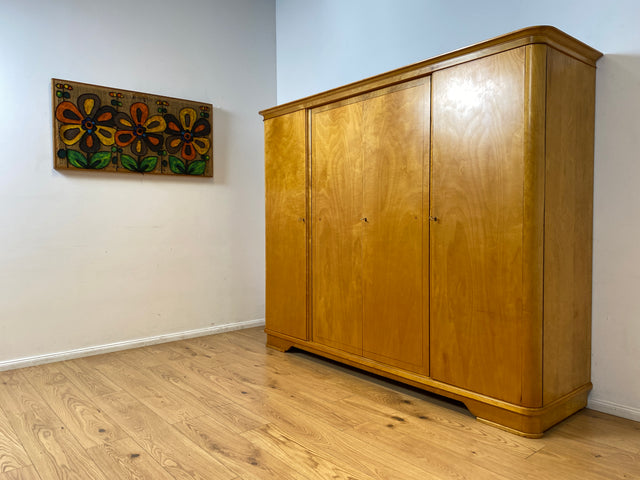 WMK I Hochwertiger und perfekt aufgeteilter heller Mid-Century Kleiderschrank aus vollem Holz mit Schubladen, DDR 1956 I Schrank Schlafzimmerschrank Wäscheschrank Wardrobe Vintage Berlin Köln Dresden