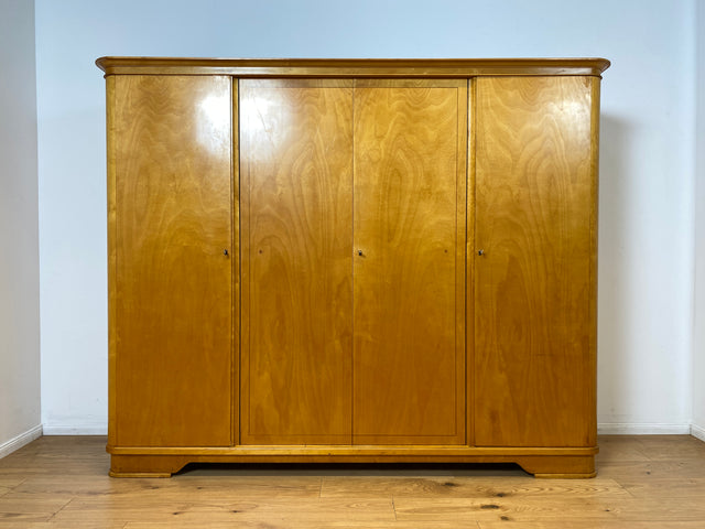WMK I Hochwertiger und perfekt aufgeteilter heller Mid-Century Kleiderschrank aus vollem Holz mit Schubladen, DDR 1956 I Schrank Schlafzimmerschrank Wäscheschrank Wardrobe Vintage Berlin Köln Dresden