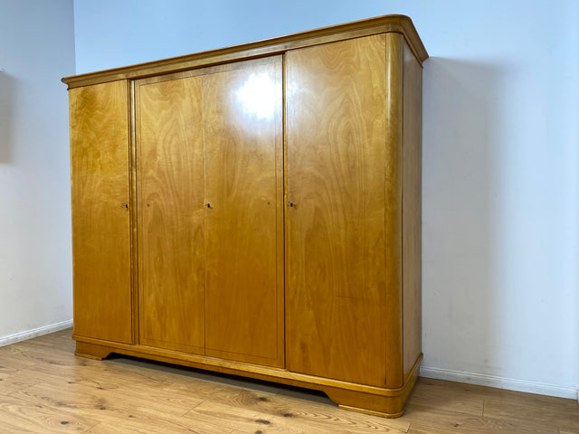 WMK I Hochwertiger und perfekt aufgeteilter heller Mid-Century Kleiderschrank aus vollem Holz mit Schubladen, DDR 1956 I Schrank Schlafzimmerschrank Wäscheschrank Wardrobe Vintage Berlin Köln Dresden