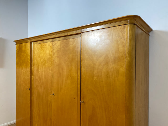 WMK I Hochwertiger und perfekt aufgeteilter heller Mid-Century Kleiderschrank aus vollem Holz mit Schubladen, DDR 1956 I Schrank Schlafzimmerschrank Wäscheschrank Wardrobe Vintage Berlin Köln Dresden