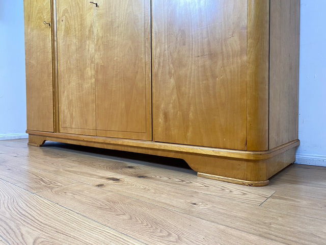 WMK I Hochwertiger und perfekt aufgeteilter heller Mid-Century Kleiderschrank aus vollem Holz mit Schubladen, DDR 1956 I Schrank Schlafzimmerschrank Wäscheschrank Wardrobe Vintage Berlin Köln Dresden