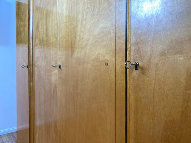 WMK I Hochwertiger und perfekt aufgeteilter heller Mid-Century Kleiderschrank aus vollem Holz mit Schubladen, DDR 1956 I Schrank Schlafzimmerschrank Wäscheschrank Wardrobe Vintage Berlin Köln Dresden