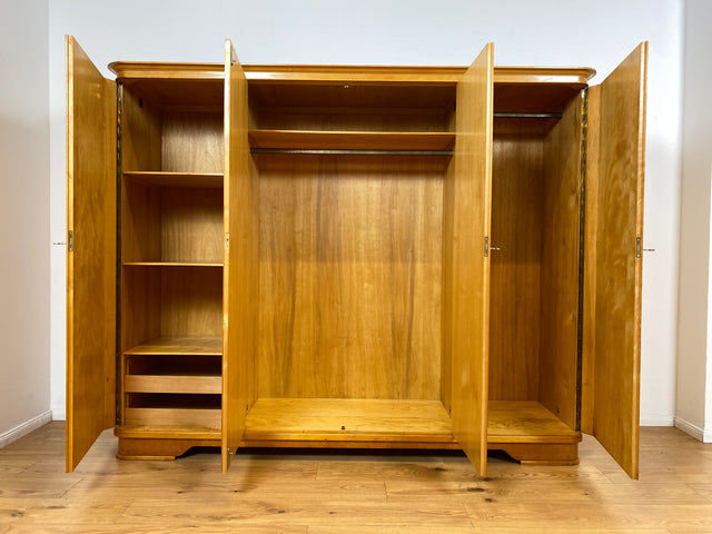 WMK I Hochwertiger und perfekt aufgeteilter heller Mid-Century Kleiderschrank aus vollem Holz mit Schubladen, DDR 1956 I Schrank Schlafzimmerschrank Wäscheschrank Wardrobe Vintage Berlin Köln Dresden