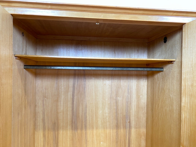 WMK I Hochwertiger und perfekt aufgeteilter heller Mid-Century Kleiderschrank aus vollem Holz mit Schubladen, DDR 1956 I Schrank Schlafzimmerschrank Wäscheschrank Wardrobe Vintage Berlin Köln Dresden