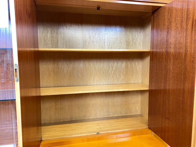 WMK I Besonders schöner heller Mid-Century Wohnzimmerschrank "Berlin" mit Vitrine und Glasböden I Schrank Highboard Anrichte Wohnwand Buffet Cabinet Sideboard Vintage 50er 60er München Köln Dresden