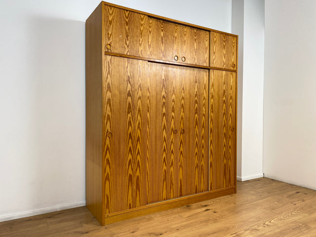 WMK # Stilvoller und sehr gut erhaltener heller skandinavischer Kleiderschrank mit Schiebetüren und geräumigen Aufsatz # Schrank großer Schlafzimmerschrank Wäscheschrank Wardrobe Danish Design Vintage