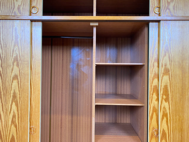 WMK # Stilvoller und sehr gut erhaltener heller skandinavischer Kleiderschrank mit Schiebetüren und geräumigen Aufsatz # Schrank großer Schlafzimmerschrank Wäscheschrank Wardrobe Danish Design Vintage
