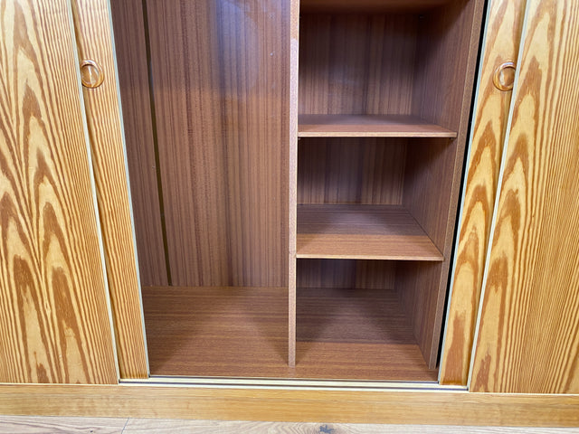 WMK # Stilvoller und sehr gut erhaltener heller skandinavischer Kleiderschrank mit Schiebetüren und geräumigen Aufsatz # Schrank großer Schlafzimmerschrank Wäscheschrank Wardrobe Danish Design Vintage