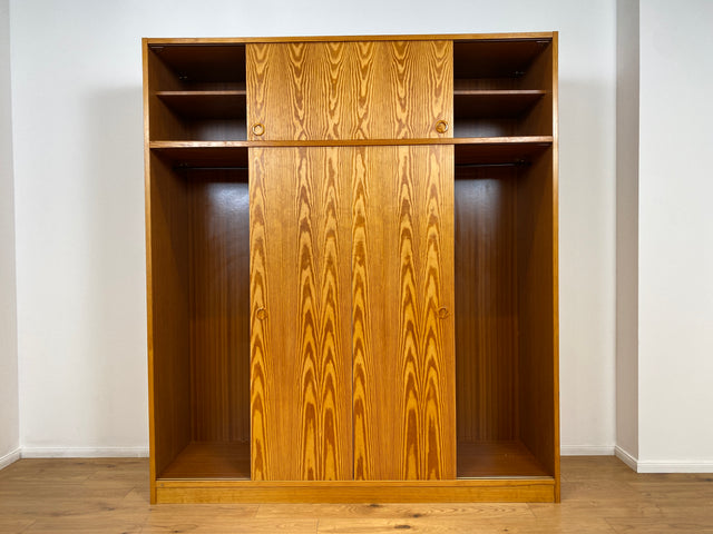 WMK # Stilvoller und sehr gut erhaltener heller skandinavischer Kleiderschrank mit Schiebetüren und geräumigen Aufsatz # Schrank großer Schlafzimmerschrank Wäscheschrank Wardrobe Danish Design Vintage