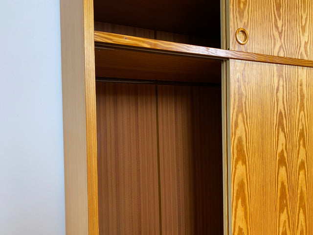 WMK # Stilvoller und sehr gut erhaltener heller skandinavischer Kleiderschrank mit Schiebetüren und geräumigen Aufsatz # Schrank großer Schlafzimmerschrank Wäscheschrank Wardrobe Danish Design Vintage