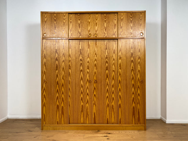 WMK # Stilvoller und sehr gut erhaltener heller skandinavischer Kleiderschrank mit Schiebetüren und geräumigen Aufsatz # Schrank großer Schlafzimmerschrank Wäscheschrank Wardrobe Danish Design Vintage
