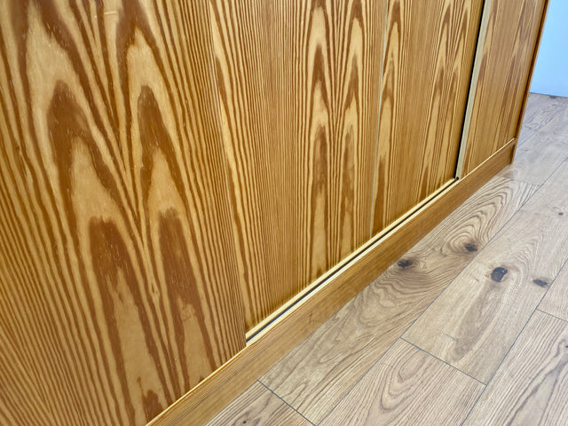 WMK # Stilvoller und sehr gut erhaltener heller skandinavischer Kleiderschrank mit Schiebetüren und geräumigen Aufsatz # Schrank großer Schlafzimmerschrank Wäscheschrank Wardrobe Danish Design Vintage