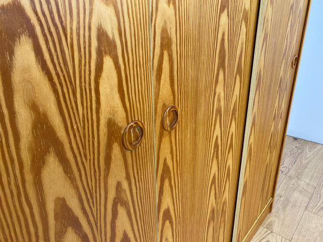 WMK # Stilvoller und sehr gut erhaltener heller skandinavischer Kleiderschrank mit Schiebetüren und geräumigen Aufsatz # Schrank großer Schlafzimmerschrank Wäscheschrank Wardrobe Danish Design Vintage
