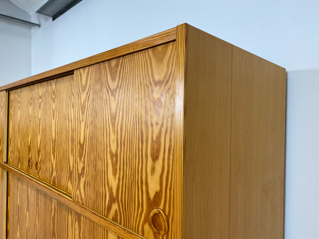WMK # Stilvoller und sehr gut erhaltener heller skandinavischer Kleiderschrank mit Schiebetüren und geräumigen Aufsatz # Schrank großer Schlafzimmerschrank Wäscheschrank Wardrobe Danish Design Vintage