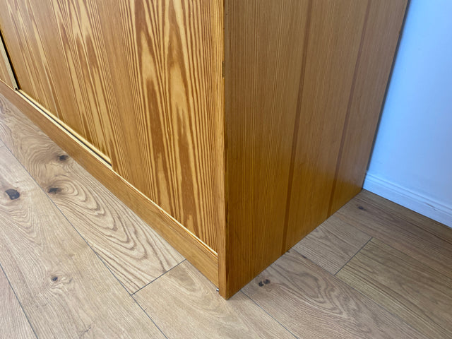 WMK # Stilvoller und sehr gut erhaltener heller skandinavischer Kleiderschrank mit Schiebetüren und geräumigen Aufsatz # Schrank großer Schlafzimmerschrank Wäscheschrank Wardrobe Danish Design Vintage