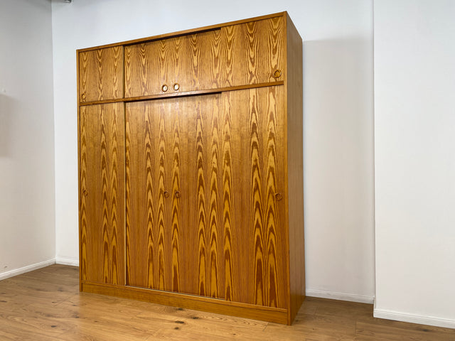 WMK # Stilvoller und sehr gut erhaltener heller skandinavischer Kleiderschrank mit Schiebetüren und geräumigen Aufsatz # Schrank großer Schlafzimmerschrank Wäscheschrank Wardrobe Danish Design Vintage